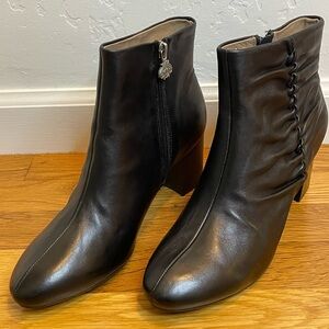 BETTYE MULLER CONCEPT Deena Leather Black Zip Leather Ankle Booties Size 9 Bee